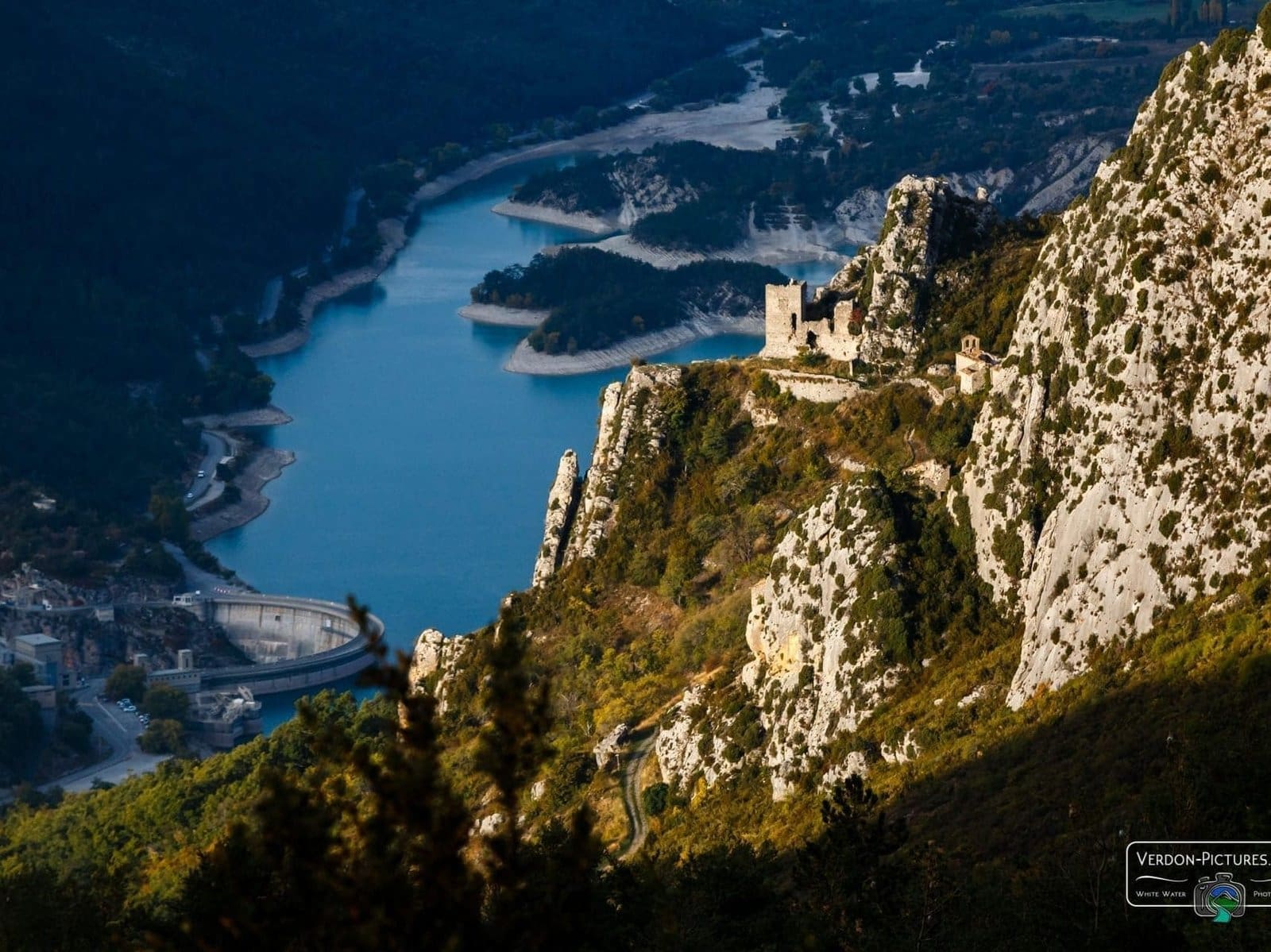 Lac de Castillon vue sur le barrage - Alpes de haute Provence